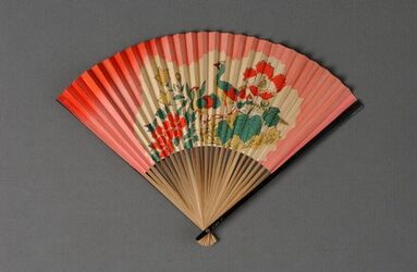 Waaier met houten montuur, buitenbenen zwart gelakt; blad in papier bedrukt met vogels tussen bloe...