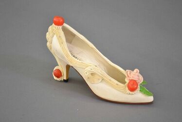 Schoen met puntige tip en hoge hak in wit leder; opo wreef en langs opdnin en middenrugnaad versie...