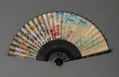 Waaier met zwarte houten montuur met zilveren bloemetjes; papier blad beschilderd met bloemen in...