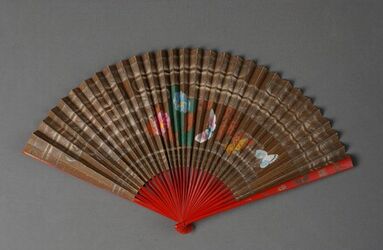 Waaier met montuur in rood gelakt bamboe met Japanse karakters en insekten in goudkleur en bruin o...