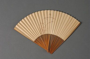 Waaier met bamboemontuur met kruismotieven op de benen; bedrukt papieren blad met een gevecht van ...