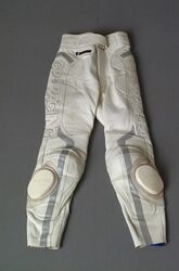 Broek voor motorrijder in wit leder en kunststof, in beide zijden versierd met een geappliqueerde ...