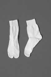 Korte sokken in wit tricot, met scheiding voor de grote teen; in plastic verpakking met opdruk