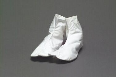 Sokken in wit katoen met zolen in wit keperkatoen; sluiten in de zij met metalen haken en koord og...