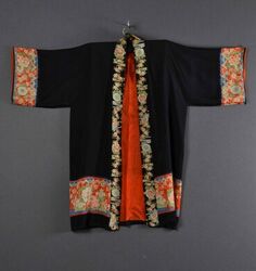 A. Mouwloze bloeze met ronde hals en vooraan twee opgezette zakjes in schildvorm; effen zwart
B. Z...