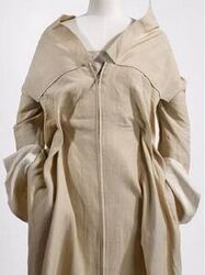 Strapless japon in wit katoen met ritssluiting middenrug; op de naden zijn rijgsteken in zwart aan...