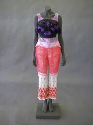 A. Bustier in zwarte tule met machinaal geborduurde violette bloemen, zwart elastiek en zwarte tul...