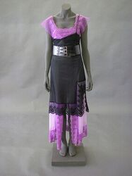 A. Japon in de vorm van twee elkaar overlappende onderjurken, een in lila tricot en machinale kant...