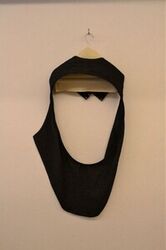 A. Jumpsuit in zwartblauwe wol met ingeweven bloemmotiefjes; sluit met een dubbele rij knopen in z...