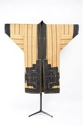 Kimono 'Atushi' gemaakt uit panden ecru bastvezel met zwarte strepen in kettingrichting; versierd ...