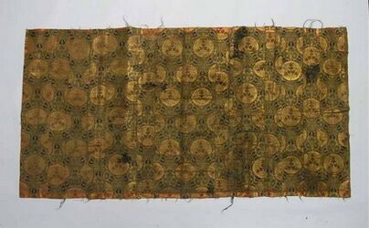 Kesa, boedhistisch monniksgewaad bestaande uit 13 vertikale banen van een lampasweefsel met beige ...