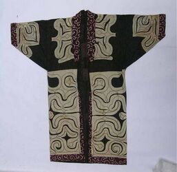 Kimono gemaakt uit panden katoenweefsel met witte en zwarte strepen in kettingrichting; versierd ...