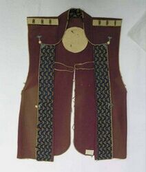 'Jinbaori' korte, mouwloze jas in paars wolweefsel; model met rechte kraag en epauletten in gebrok...