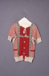 Gebreide vest met korte mouwen in beige wol met ingebreide rode vlakken met kabelmotieven en rode...