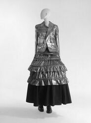 Jas in zwart katoen met zilverkleurige apprêt, met ingezette mouwen, reverskraag en een springploo...