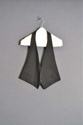 Zwarte katoenen gilet met bijna volledig open rug; wordt opgehouden met een band in de nek; sluiti...