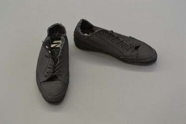 Een paar veterschoenen in zwart katoen, met zwart rubberen geribbelde zolen; zwart gevlochten vete...