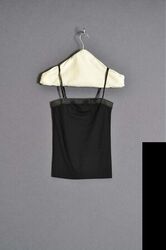 Schouder- en mouwloze korte bloeze, zogenaamde top, in fijn zwart jersey met smalle zwarte bretell...