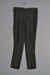 Zwarte lange linnen broek met smalle pijpen; met twee steekzakken op de heupen, wit metalen ritssl...