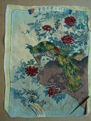 Reeks fragmenten van een wandbehang.
13 fragmenten uit een zeer plooibaar papier bedrukt met voge...