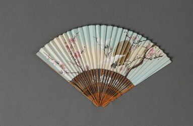 Waaier met een bamboe montuur met uitgesneden benen, beschilderd met bloemmotieven; papieren bvlad...