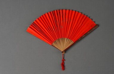 Waaier met een bamboe montuur, met donkerbruine buitenbenen waarop Japanse lettertekens en groene ...