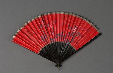 Waaier met een zwart gelakt, bamboe montuur; rood papieren blad beschilderd met gestyleerde bloeme...