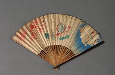 Waaier met een bamboe montuur met donkerbruin gelakte buitenbenen; rood papieren blad beschilderd...