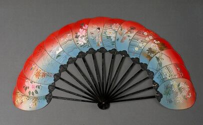 Waaiers met een zwart gelakt houten montuur beschilderd met zilveren takjes;per been is er een afz...