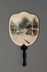 Schermwaaier met gelakte houten stok en scherm in papier met een ingekleurde foto van een Japans s...