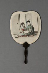 Schermwaaier met gelakte houten stok en scherm in papier met een ingekleurde foto met twee zittend...