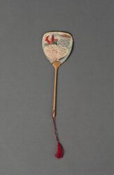 Schermwaaier, miniatuur met geverniste houten stok met kwast en scherm met de voorstelling van een...