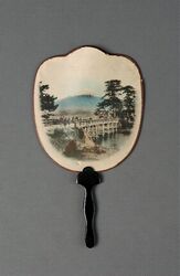 Schermwaaier met gelakte houten stok en scherm in papier met een ingekleurde foto met een landscha...