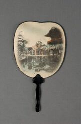 Schermwaaier met gelakte houten stok en scherm in papier met een ingekleurde foto met een stadslan...