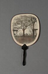 Schermwaaier met gelakte houten stok en scherm in papier met een ingekleurde foto met een landscha...