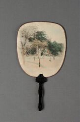 Schermwaaier met gelakte houten stok en scherm in papier met een ingekleurde foto met een parkland...