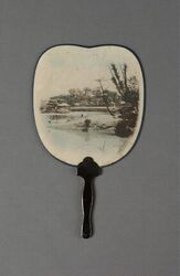 Schermwaaier met gelakte houten stok en scherm in papier met een ingekleurde foto met een parkland...