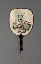 Schermwaaier met gelakte houten stok en scherm in papier met een ingekleurde foto met een vrouw in...