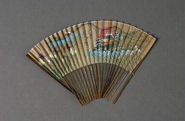 Reklamewaaier met groen, gebeitste houten montuur bedrukt met zilveren bloemen; blad in papier bed...