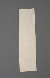 Gebroken witte zijden sjerp in tafzijde met aan de uiteinden geborduurde bloemmotieven in platsteek