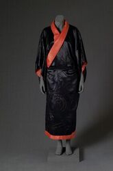 Kimono in zwart satijn geborduurd met hanen en krullen in veelkleurige zijde en metaaldraad; voeri...