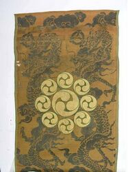 Rosbruin kettingkeper 3/1Z met drakenmotieven (telkens twee identieke draken naast elkaar) in papi...